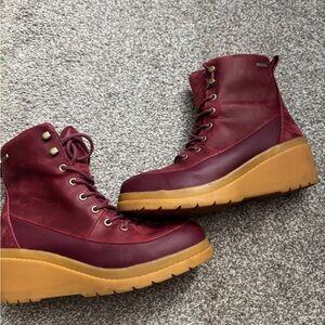 Women’s Burgundy Platform Lace-Up Waterproof MUCK Boots Size 8
